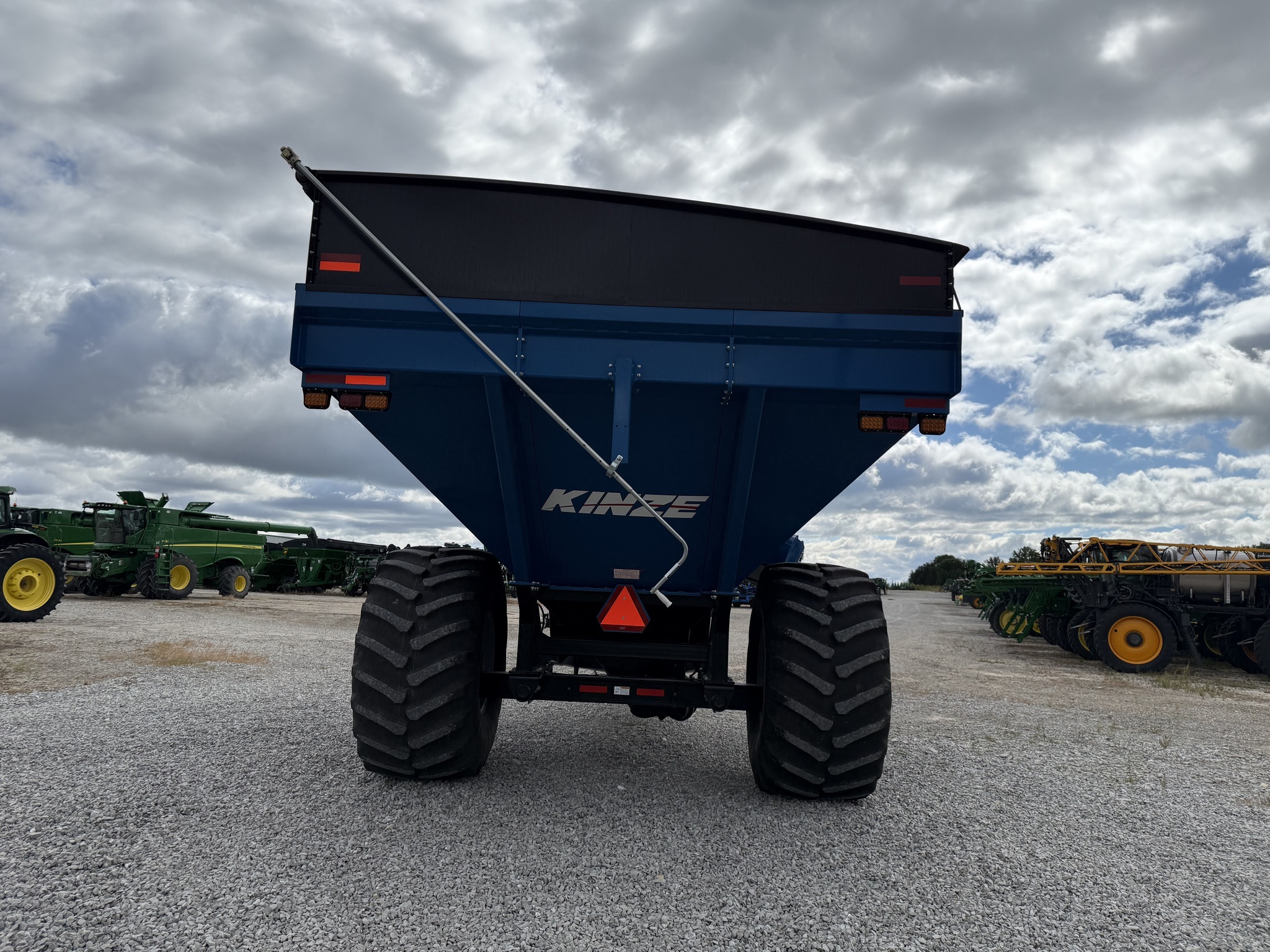 2022 Kinze 1051 Grain Cart