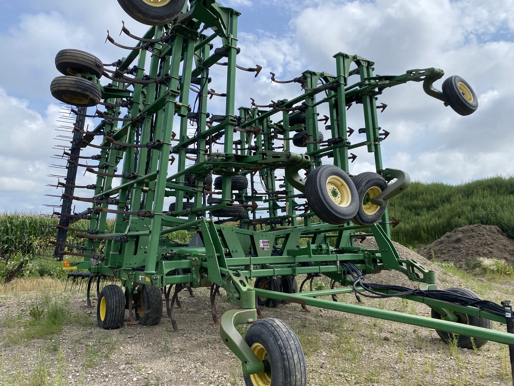 2005 John Deere 2210 Field Cultivator