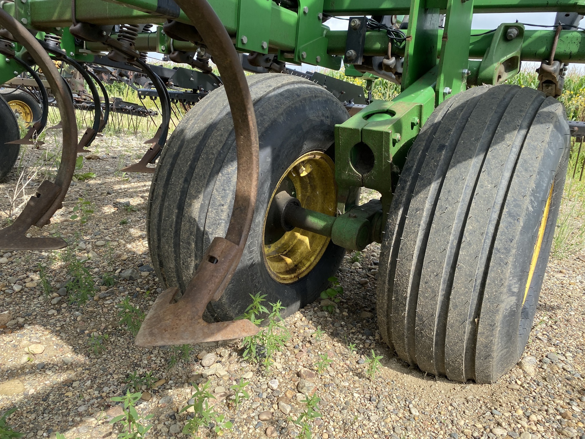 2005 John Deere 2210 Field Cultivator