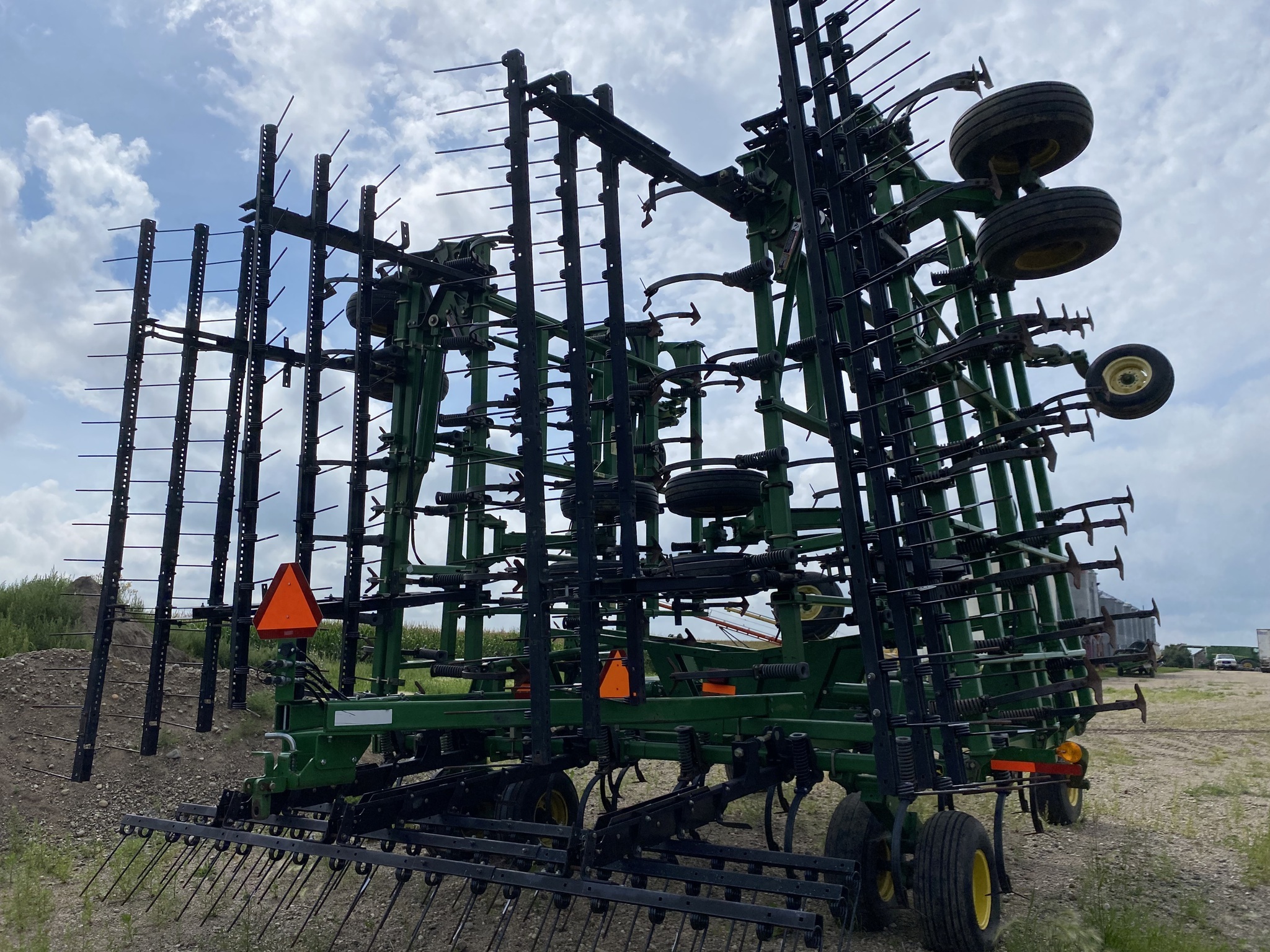 2005 John Deere 2210 Field Cultivator