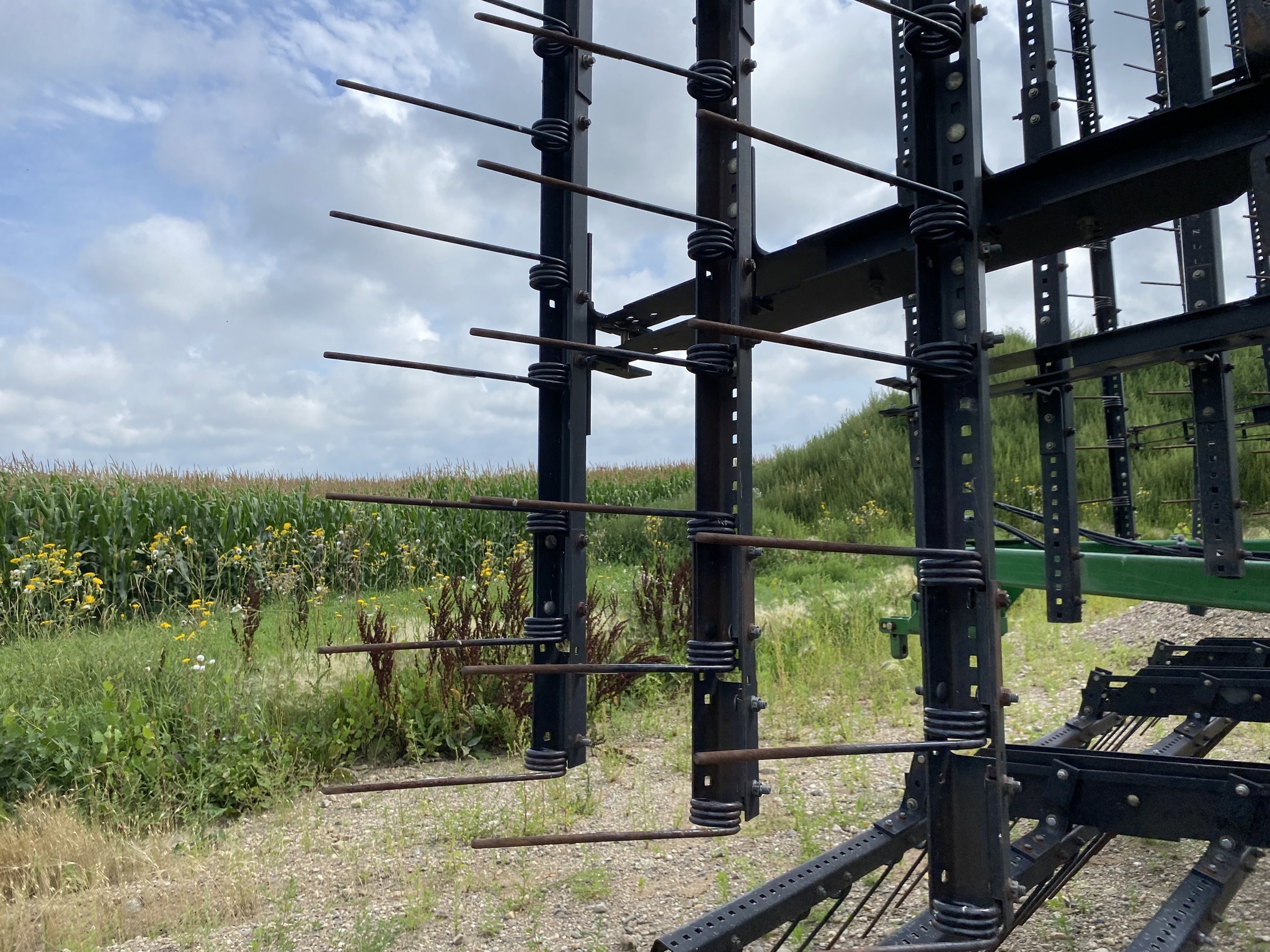 2005 John Deere 2210 Field Cultivator