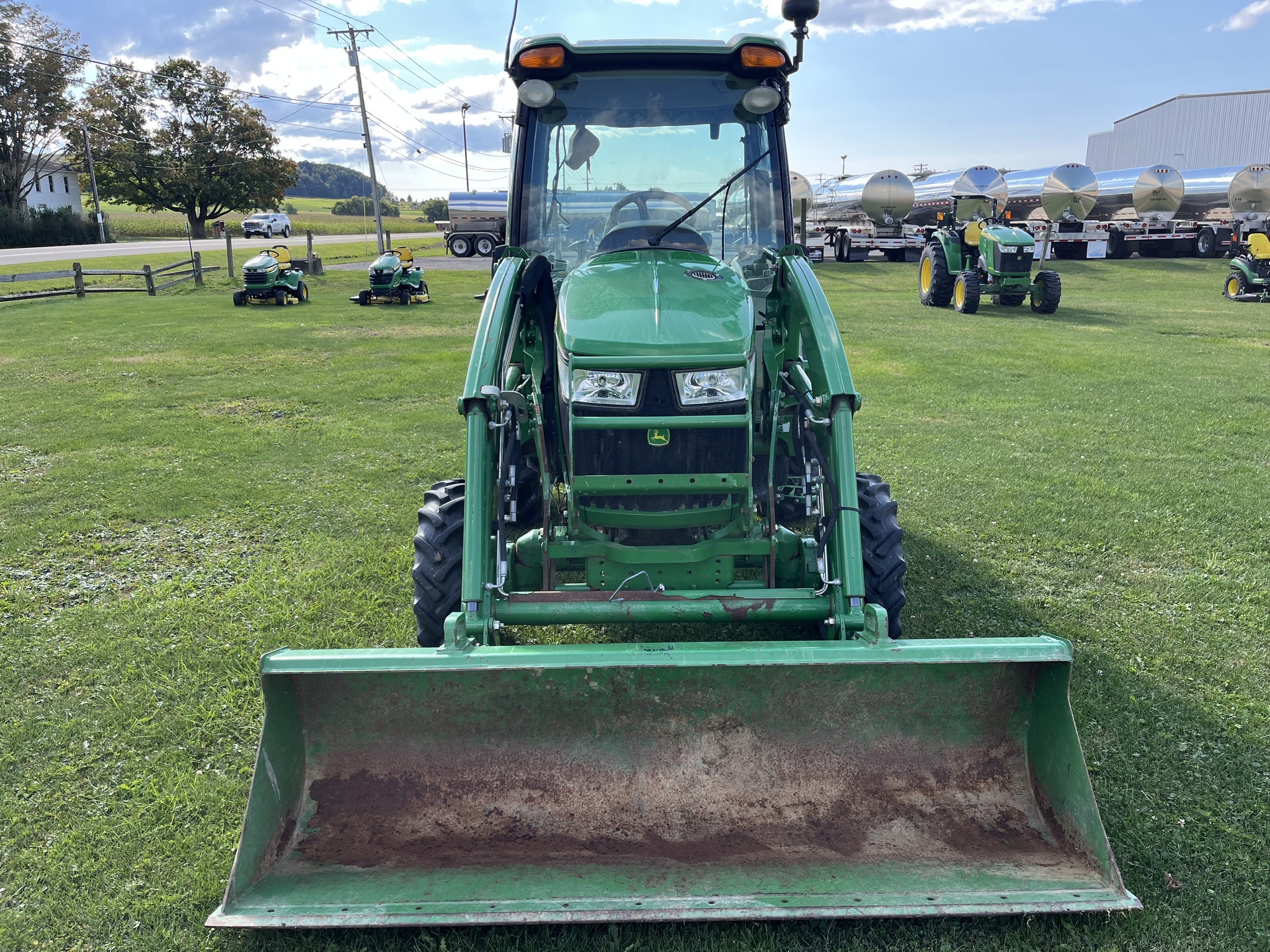 2016 John Deere 3046R Tractor