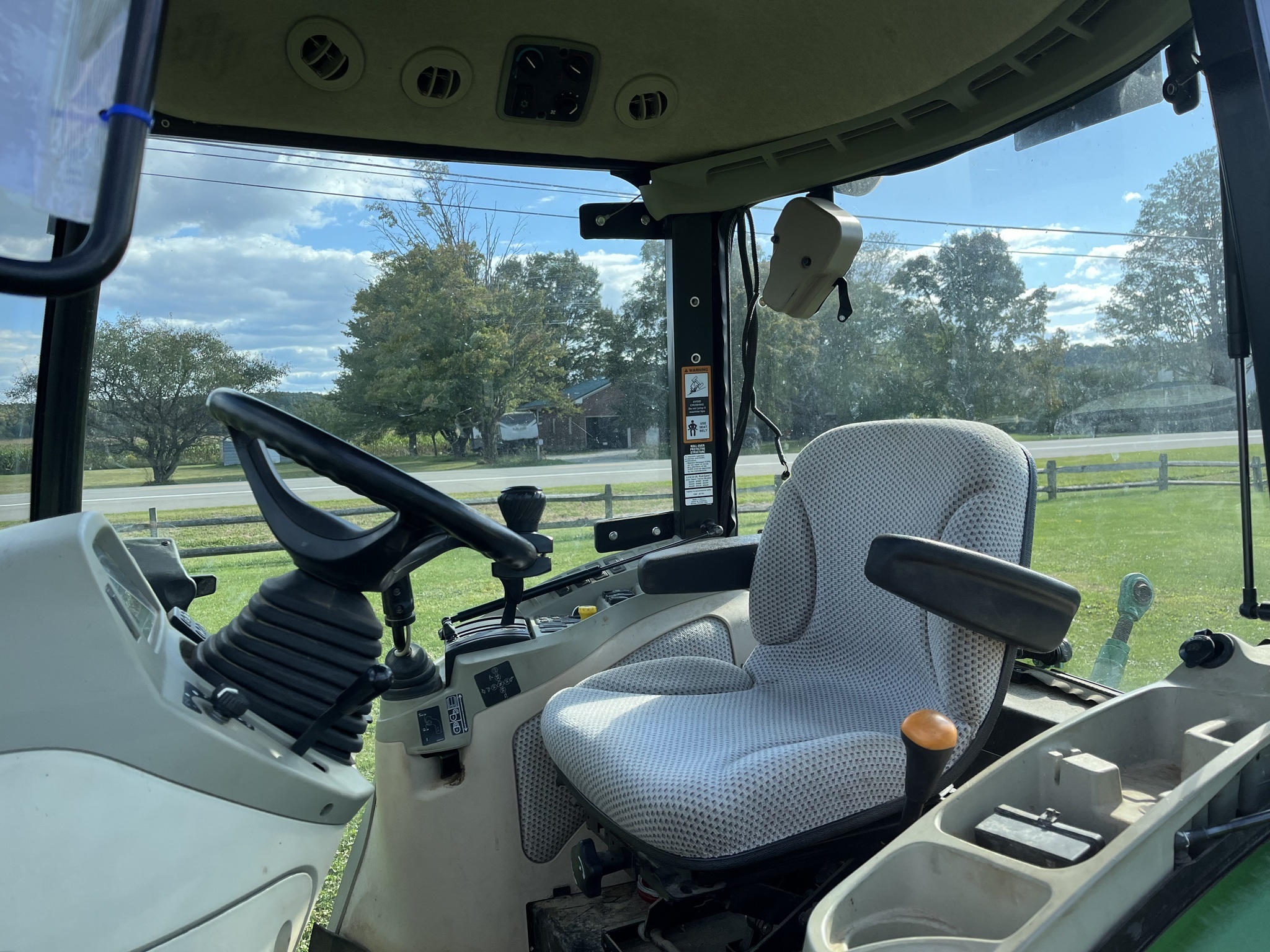 2016 John Deere 3046R Tractor