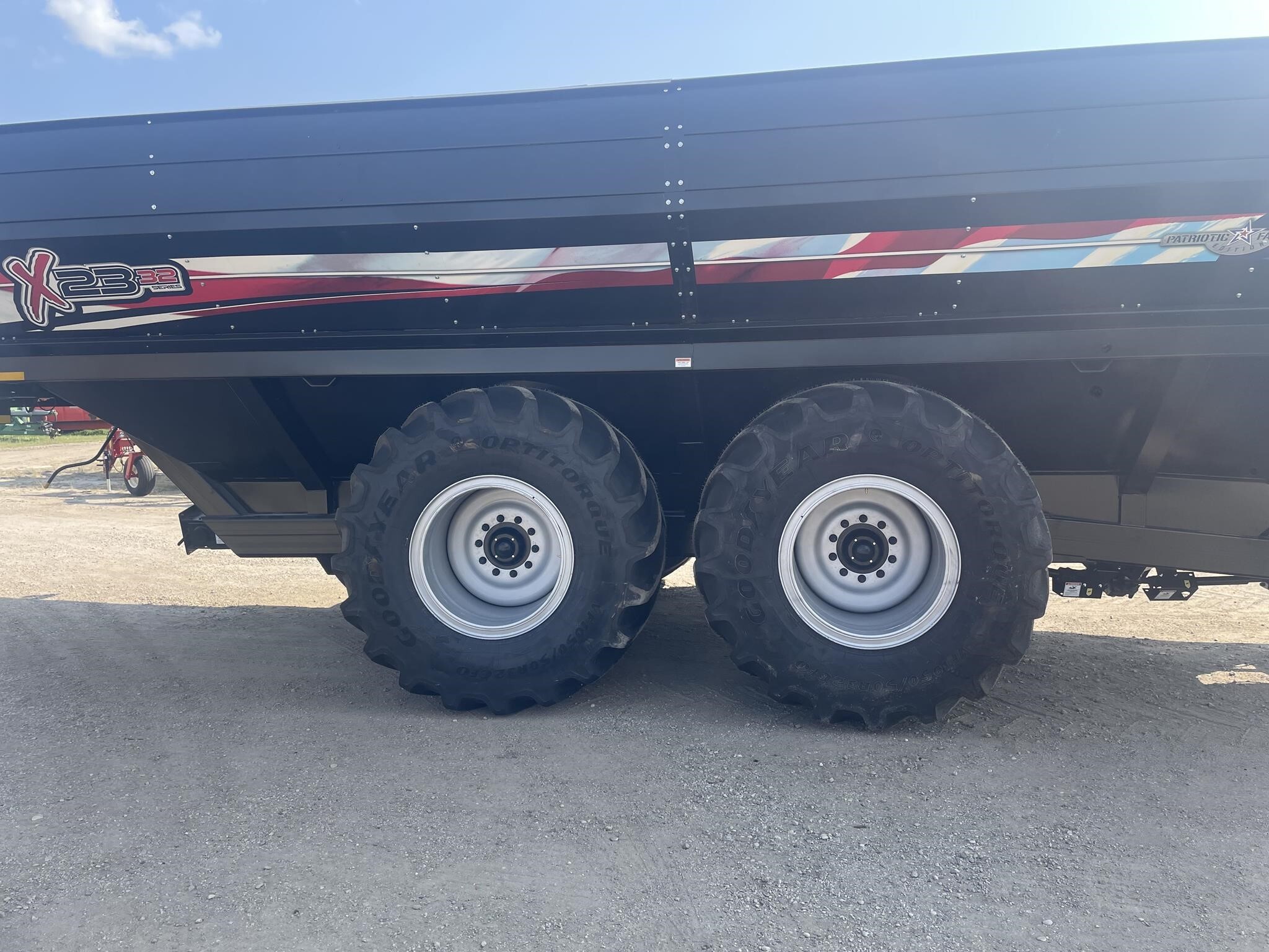 2025 J&M 2332 Grain Cart