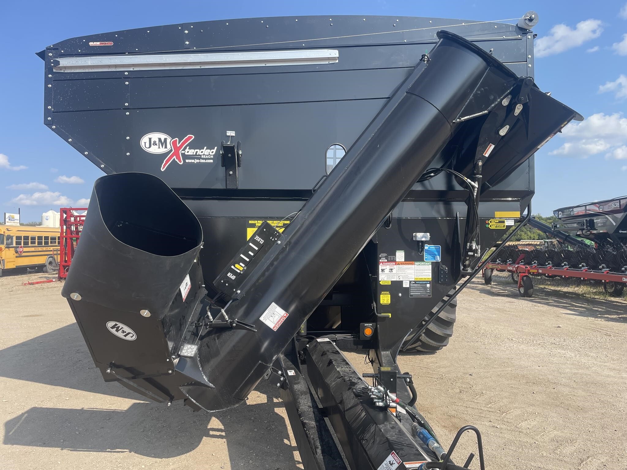 2025 J&M 2332 Grain Cart