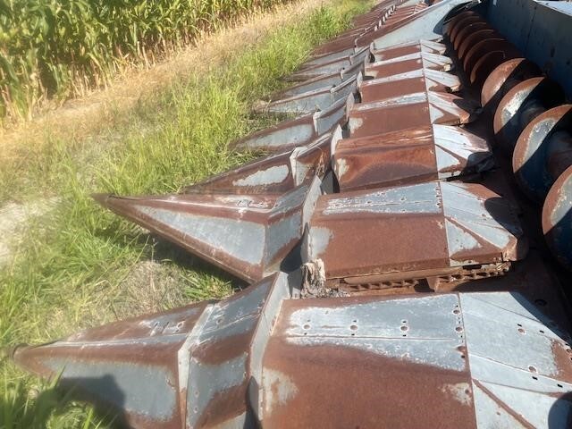  Gleaner Hugger 830 Corn Head