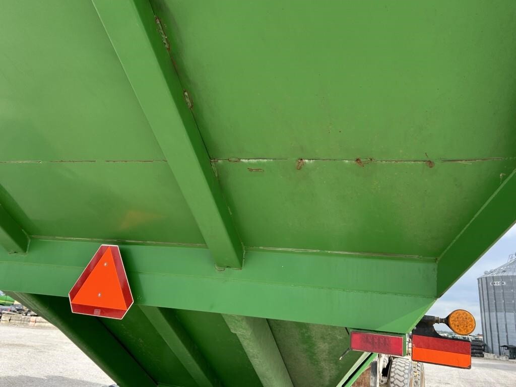2011 J&M 1326-22T Grain Cart