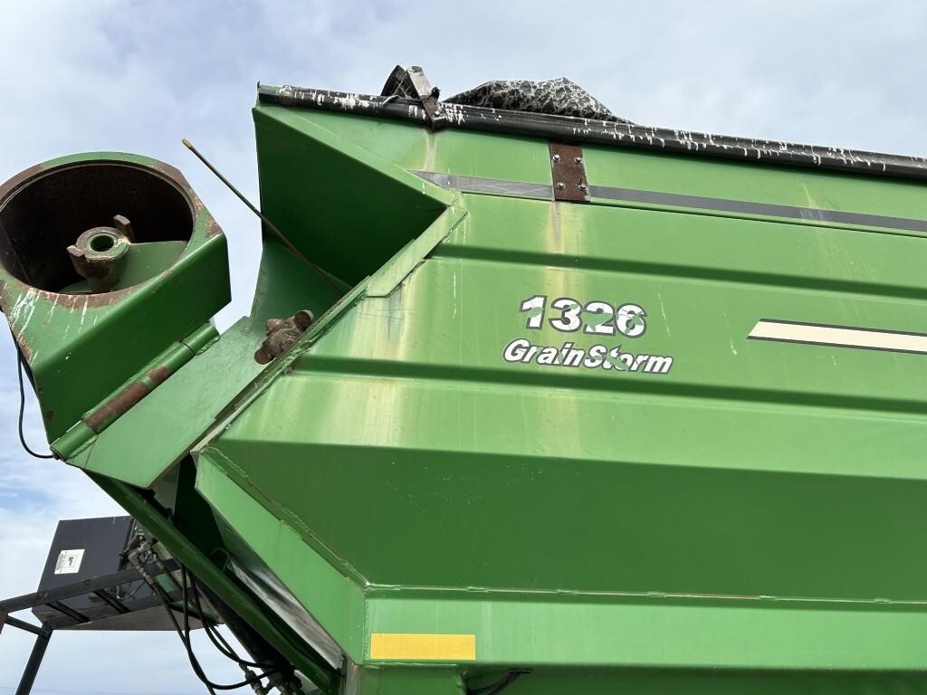 2011 J&M 1326-22T Grain Cart