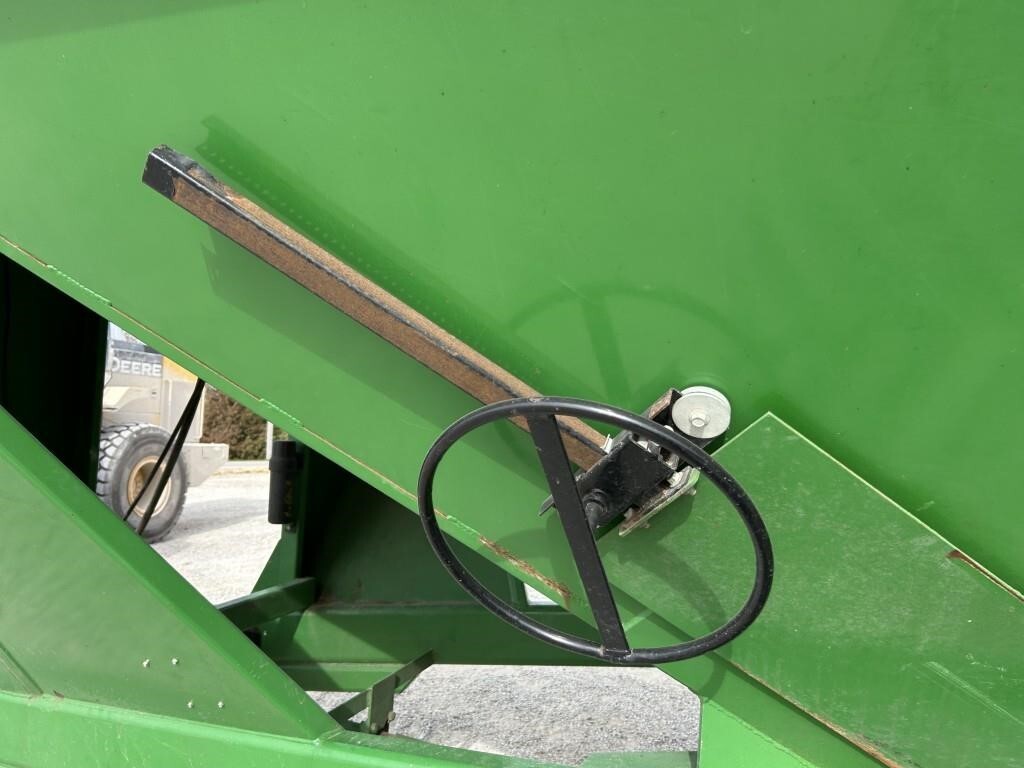 2011 J&M 1326-22T Grain Cart