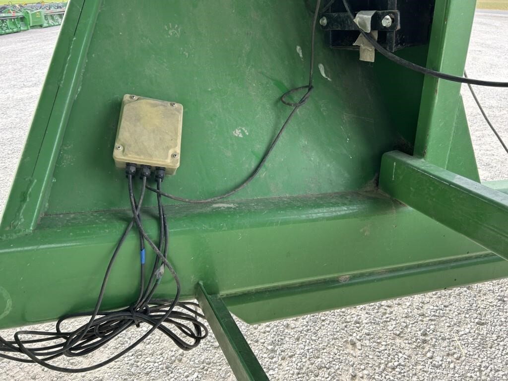 2011 J&M 1326-22T Grain Cart