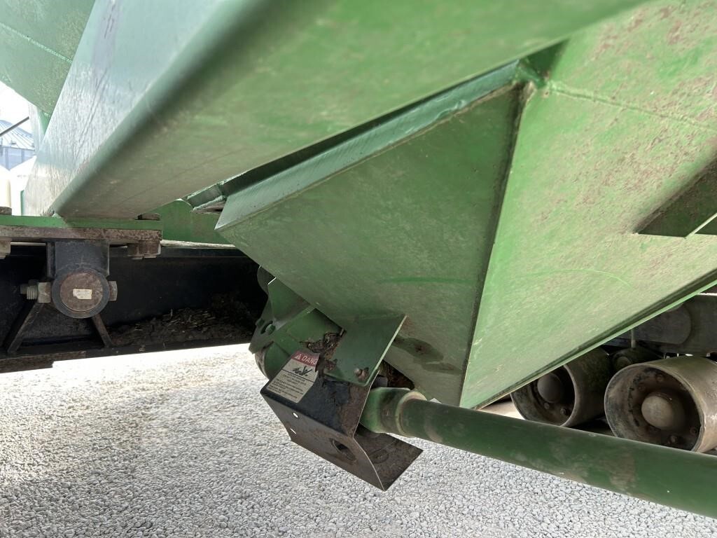 2011 J&M 1326-22T Grain Cart