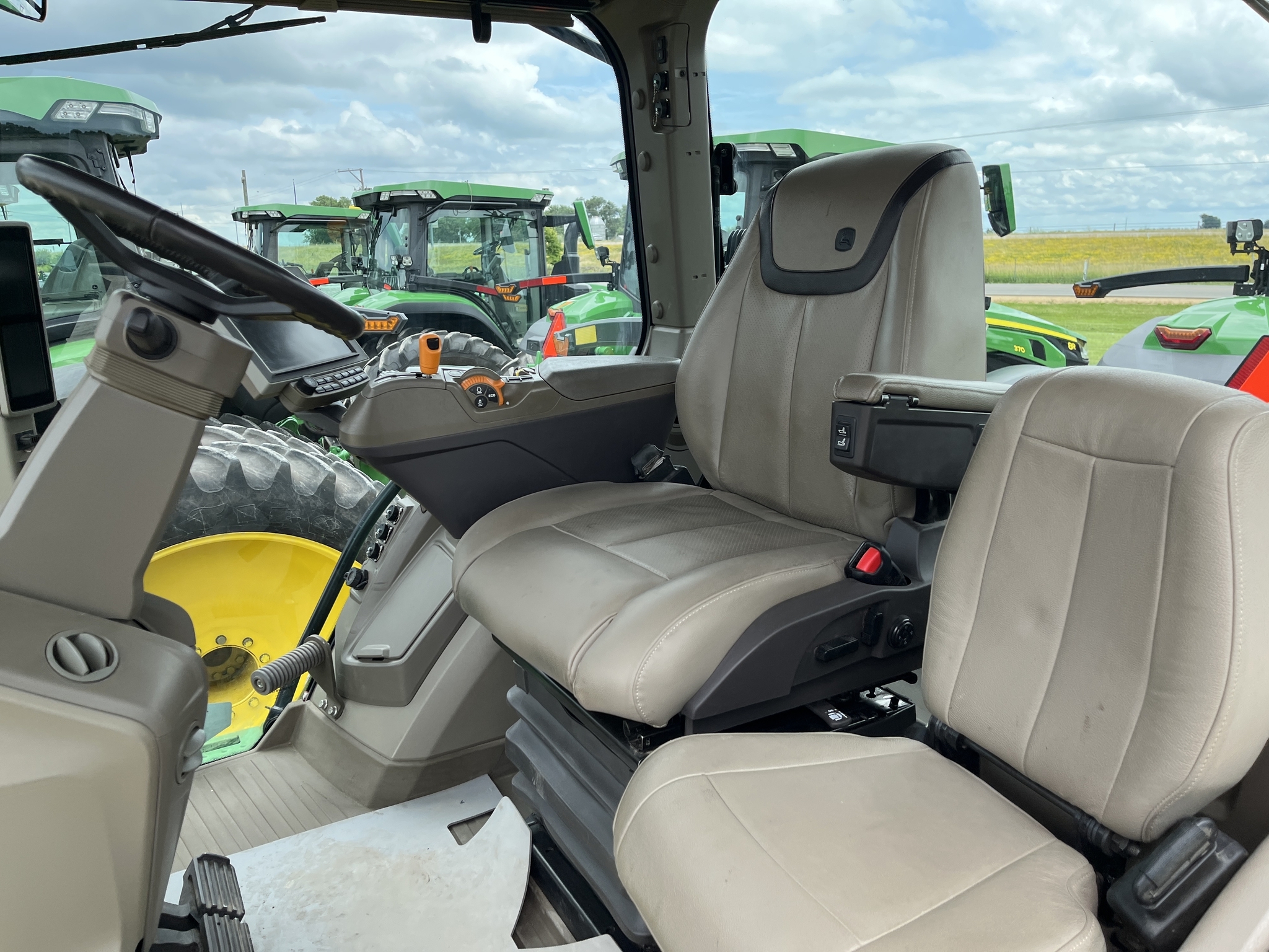2022 John Deere 8R 370 Tractor