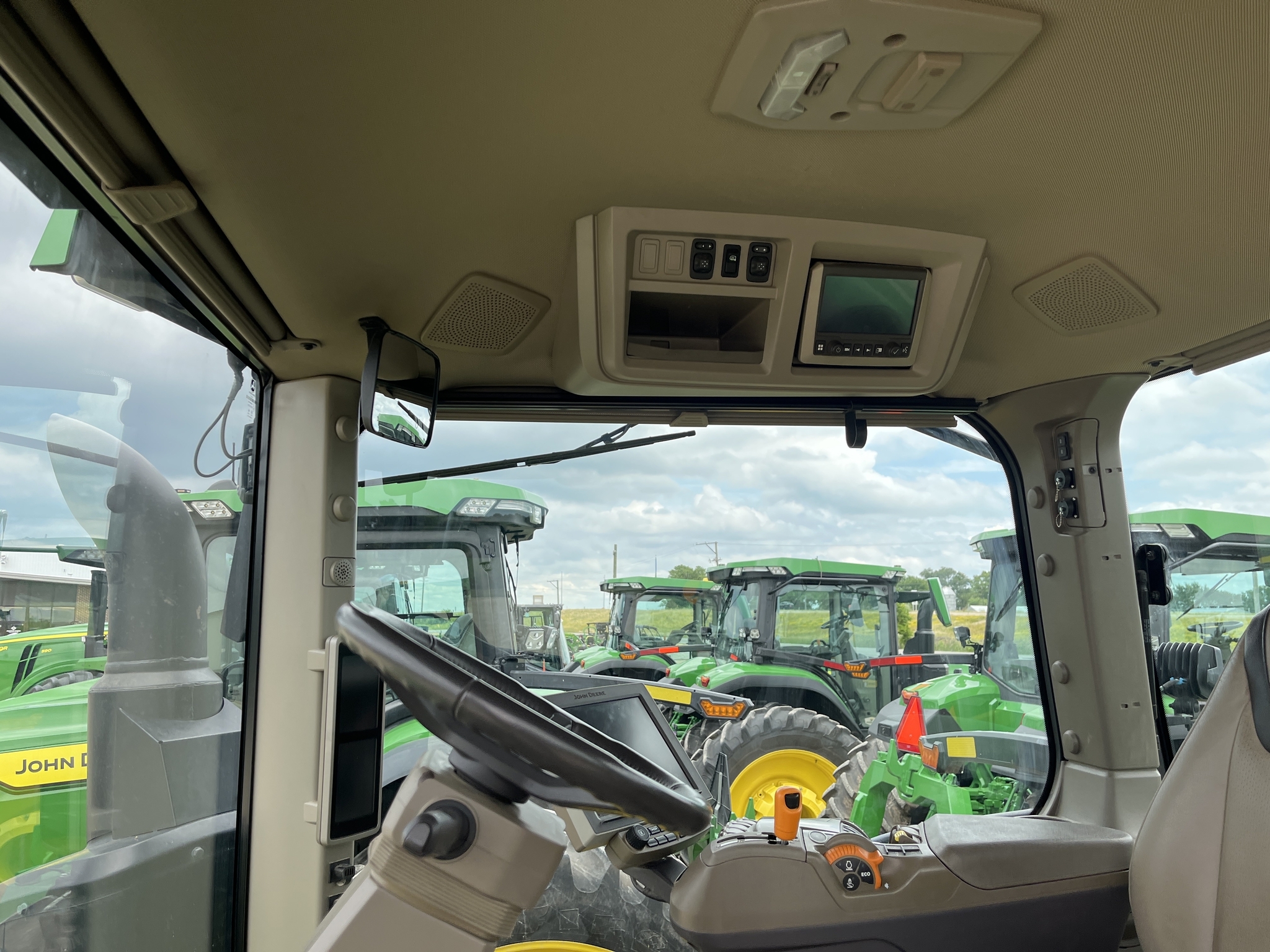 2022 John Deere 8R 370 Tractor