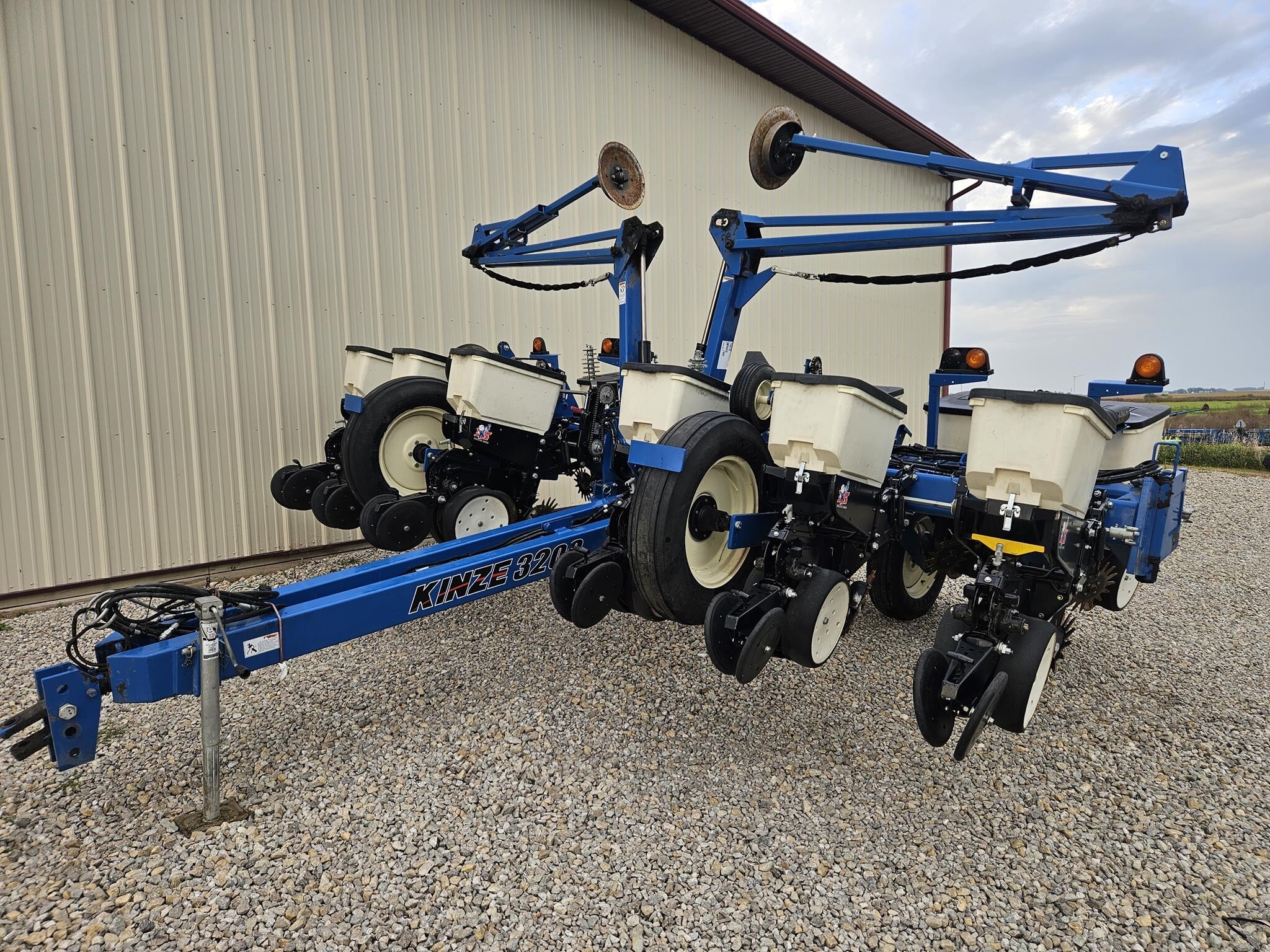  Kinze 3200 Planter
