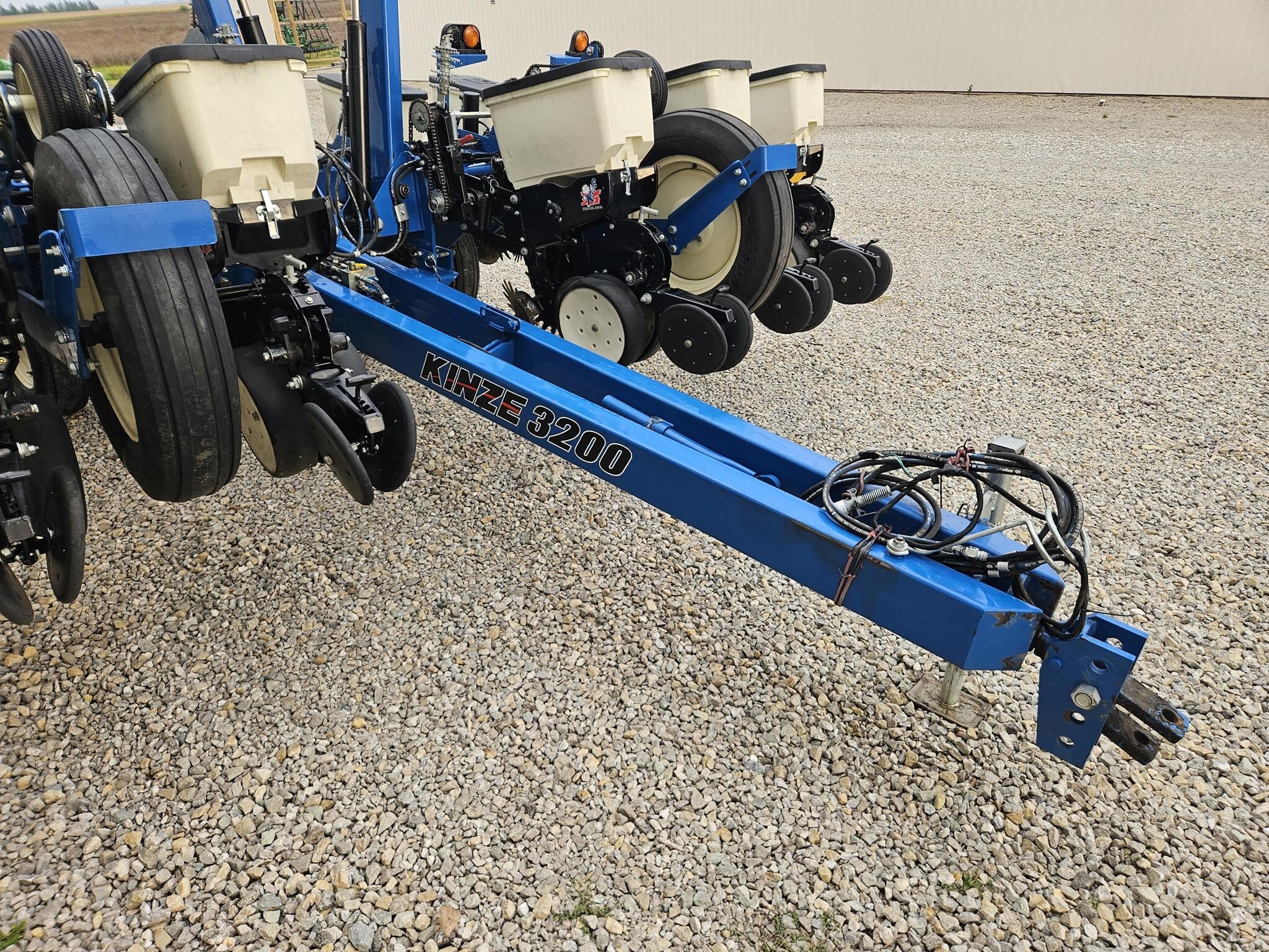  Kinze 3200 Planter