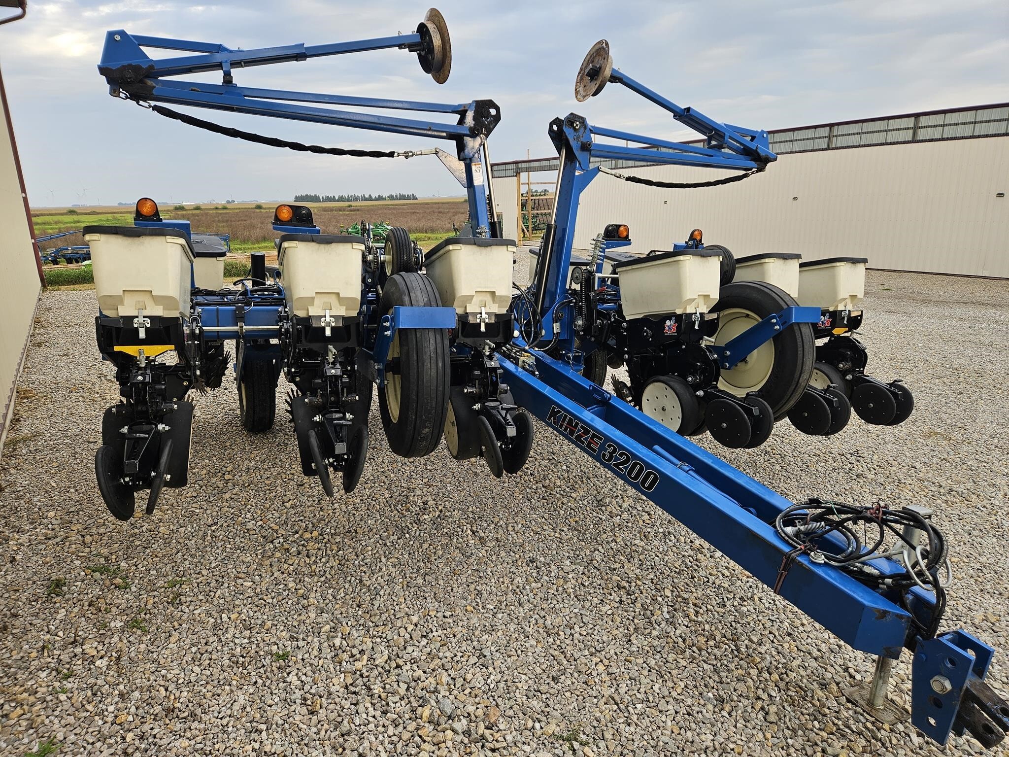  Kinze 3200 Planter