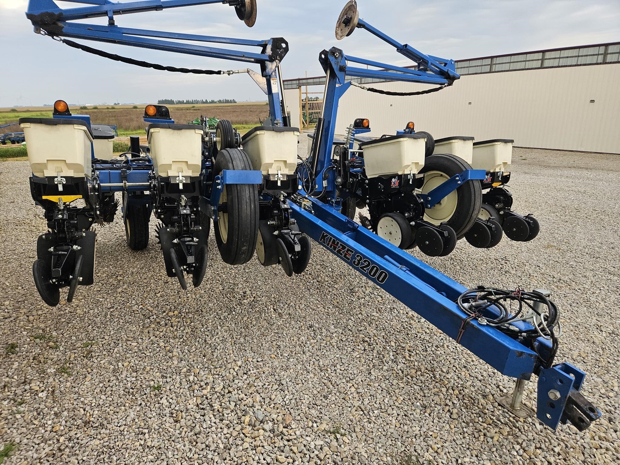  Kinze 3200 Planter
