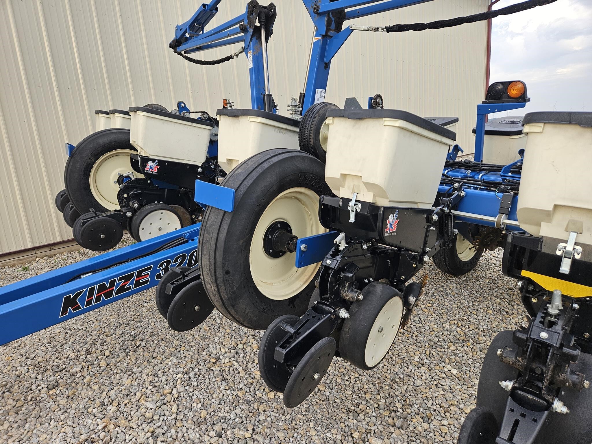  Kinze 3200 Planter