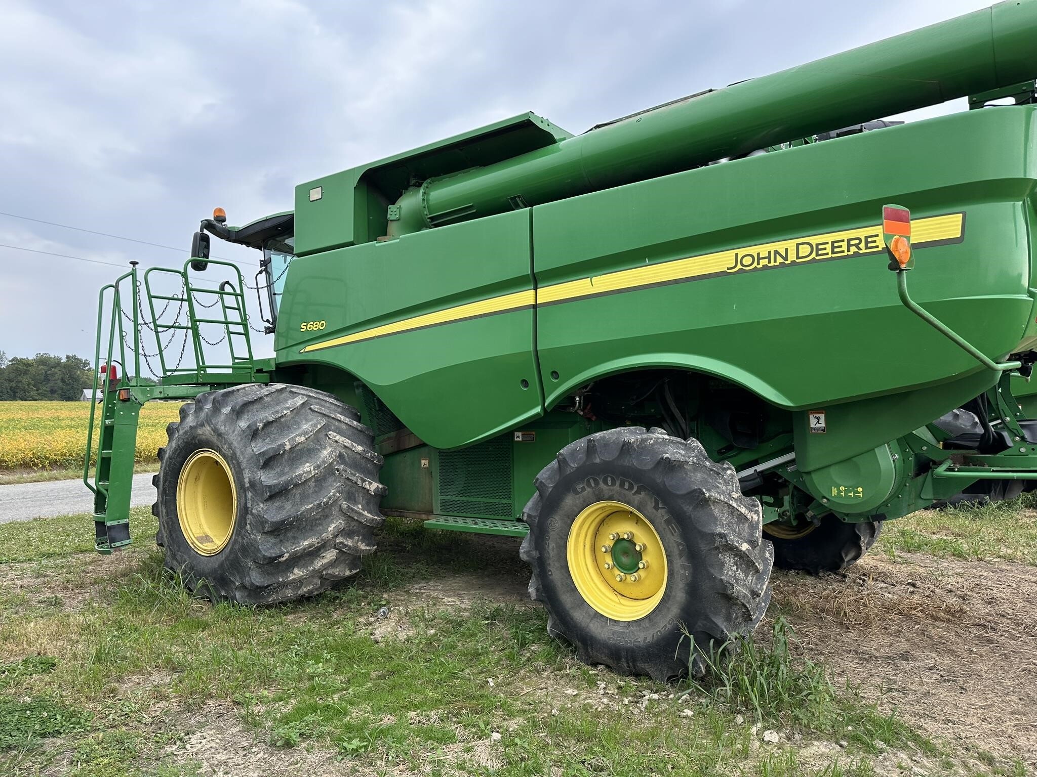 2012 John Deere S680 Combine