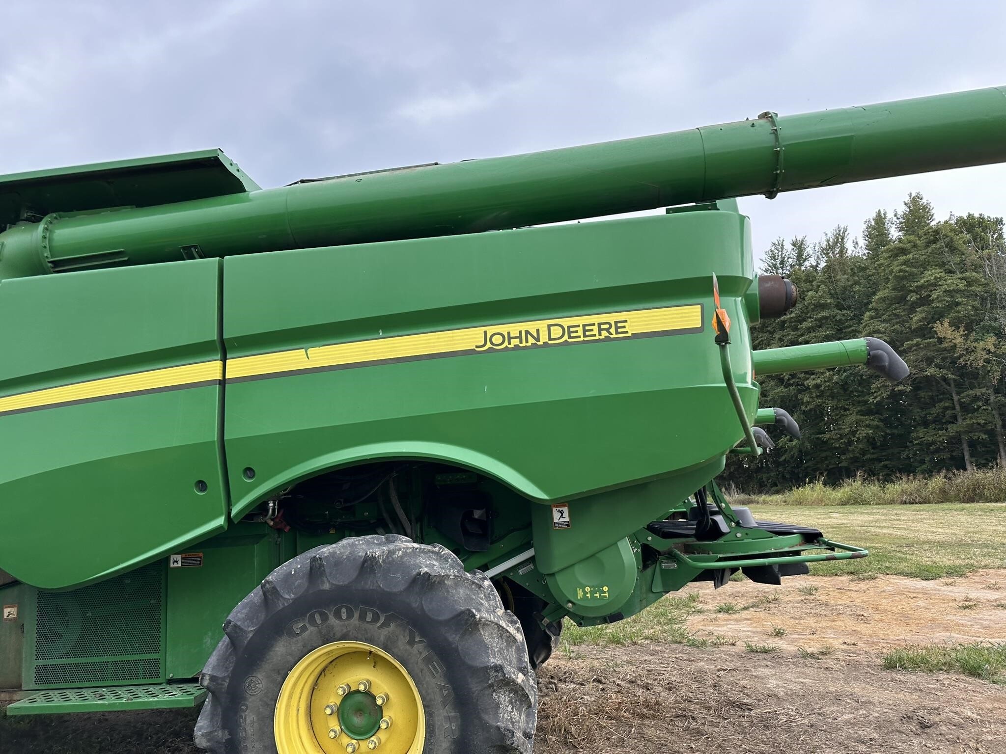 2012 John Deere S680 Combine