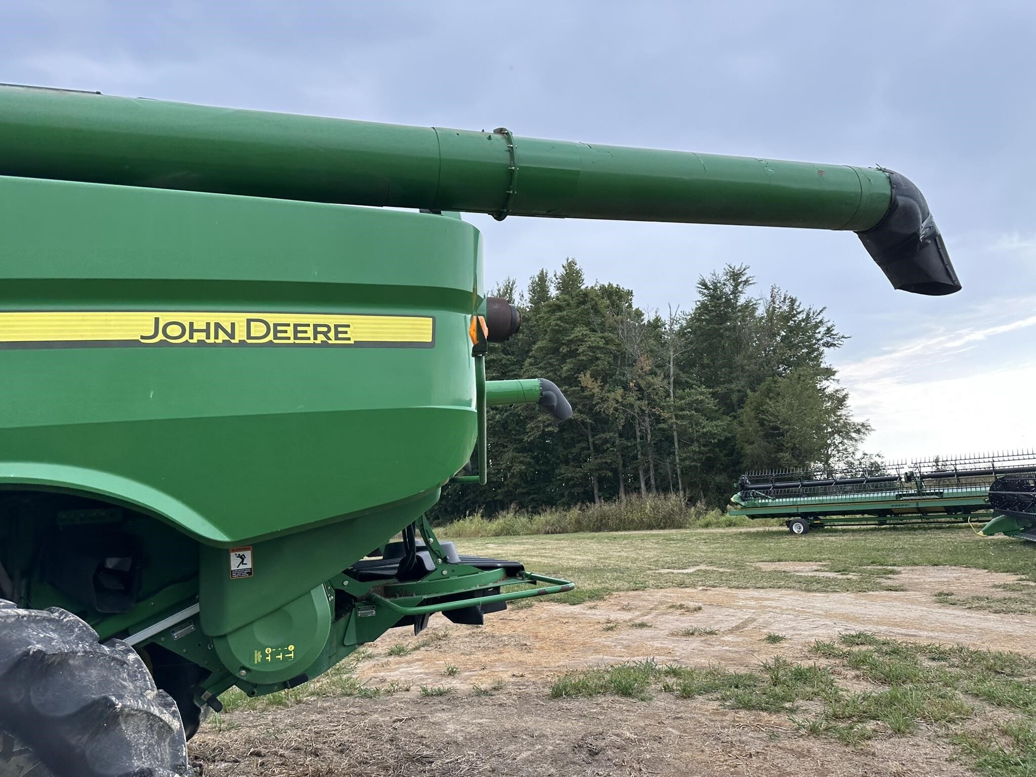2012 John Deere S680 Combine