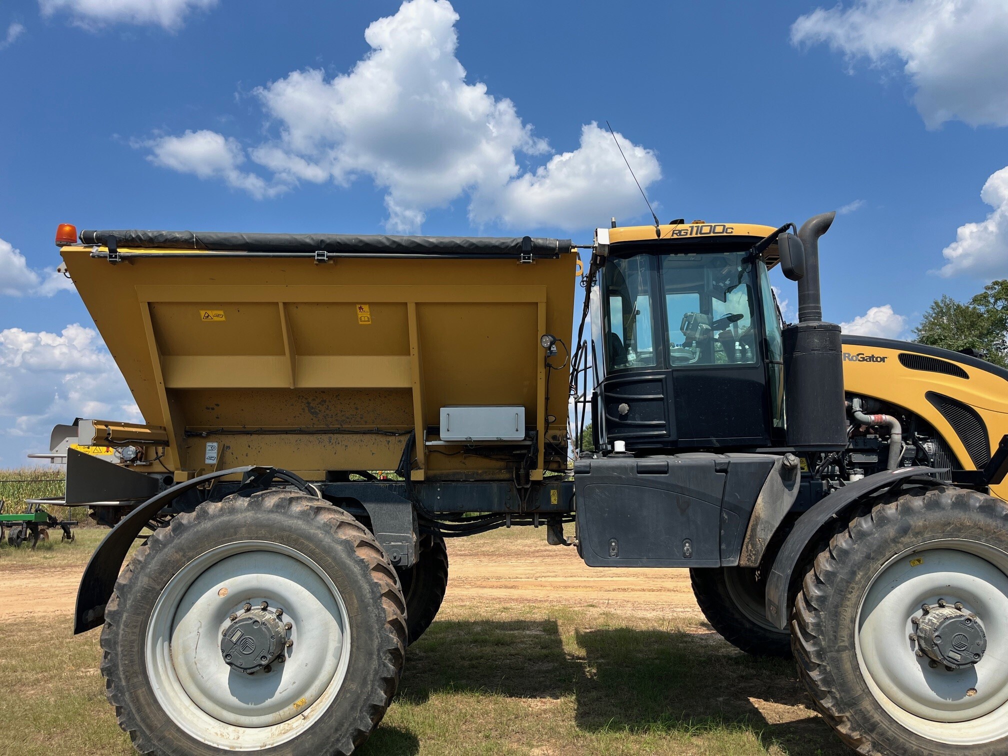 2019 ROGATOR 1100C Self-Propelled Sprayer