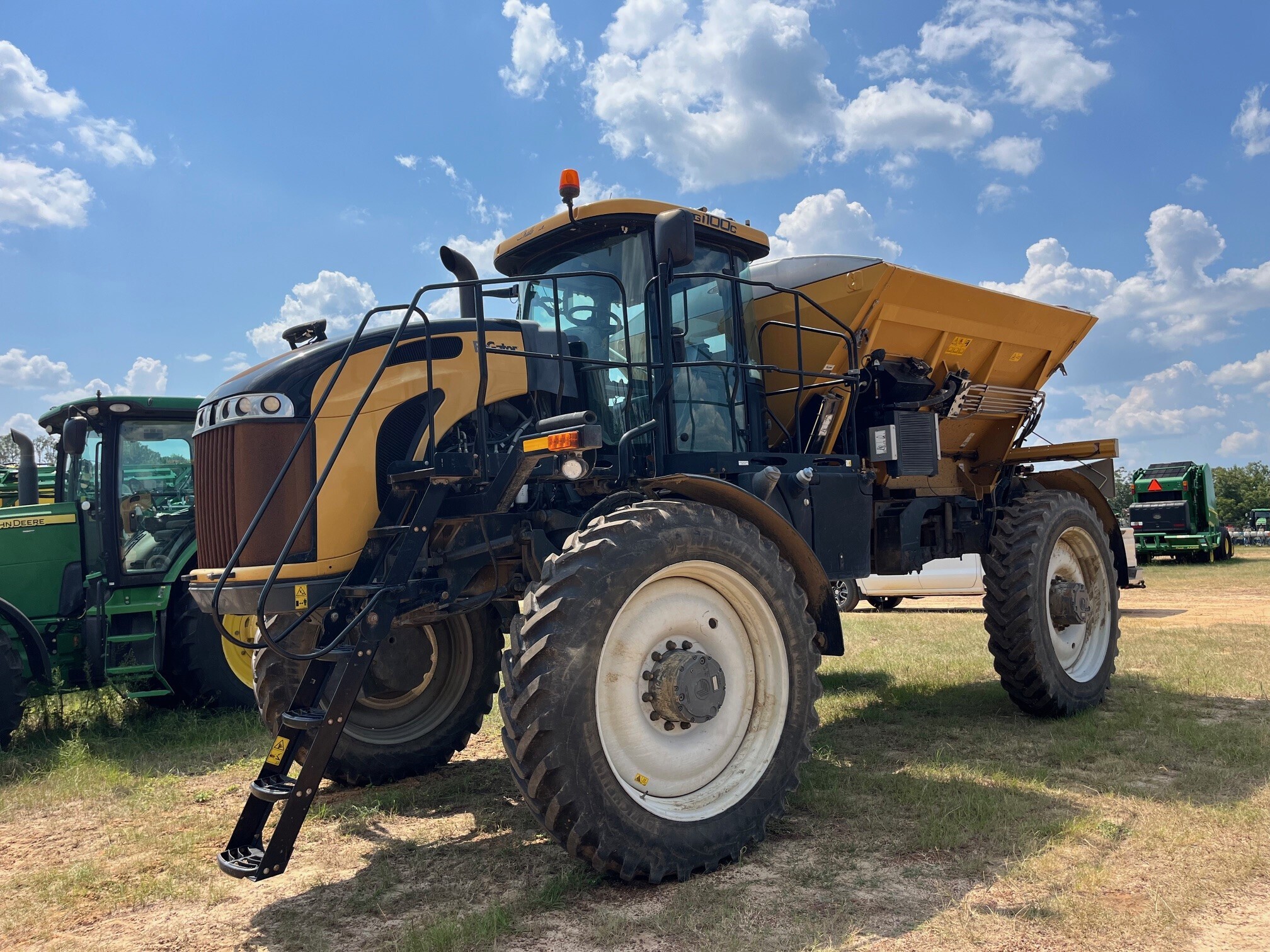 2019 ROGATOR 1100C Self-Propelled Sprayer