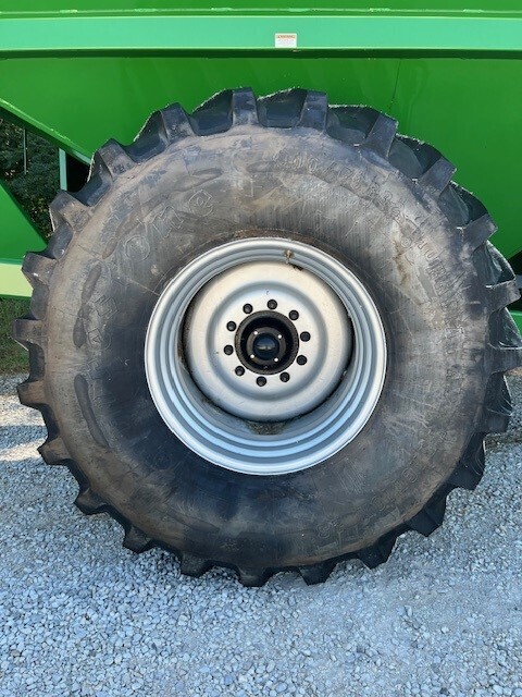 2024 J&M 875 Grain Cart