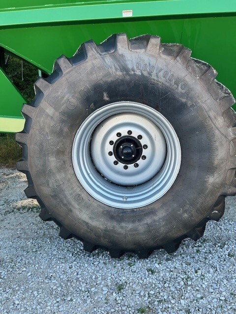 2024 J&M 875 Grain Cart