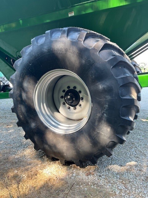 2024 J&M 875 Grain Cart