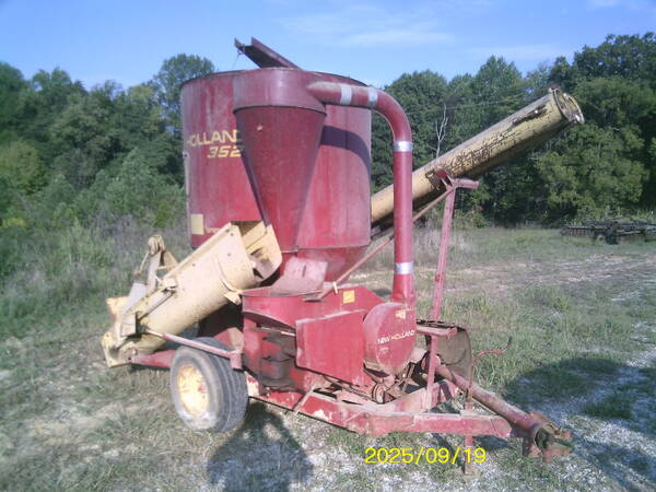 1985 New Holland 352 Grinders and Mixer