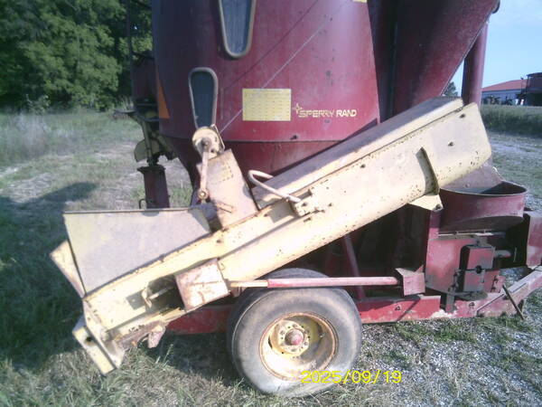 1985 New Holland 352 Grinders and Mixer