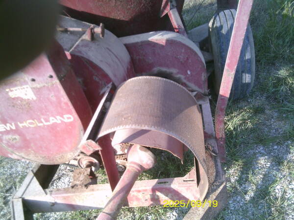 1985 New Holland 352 Grinders and Mixer