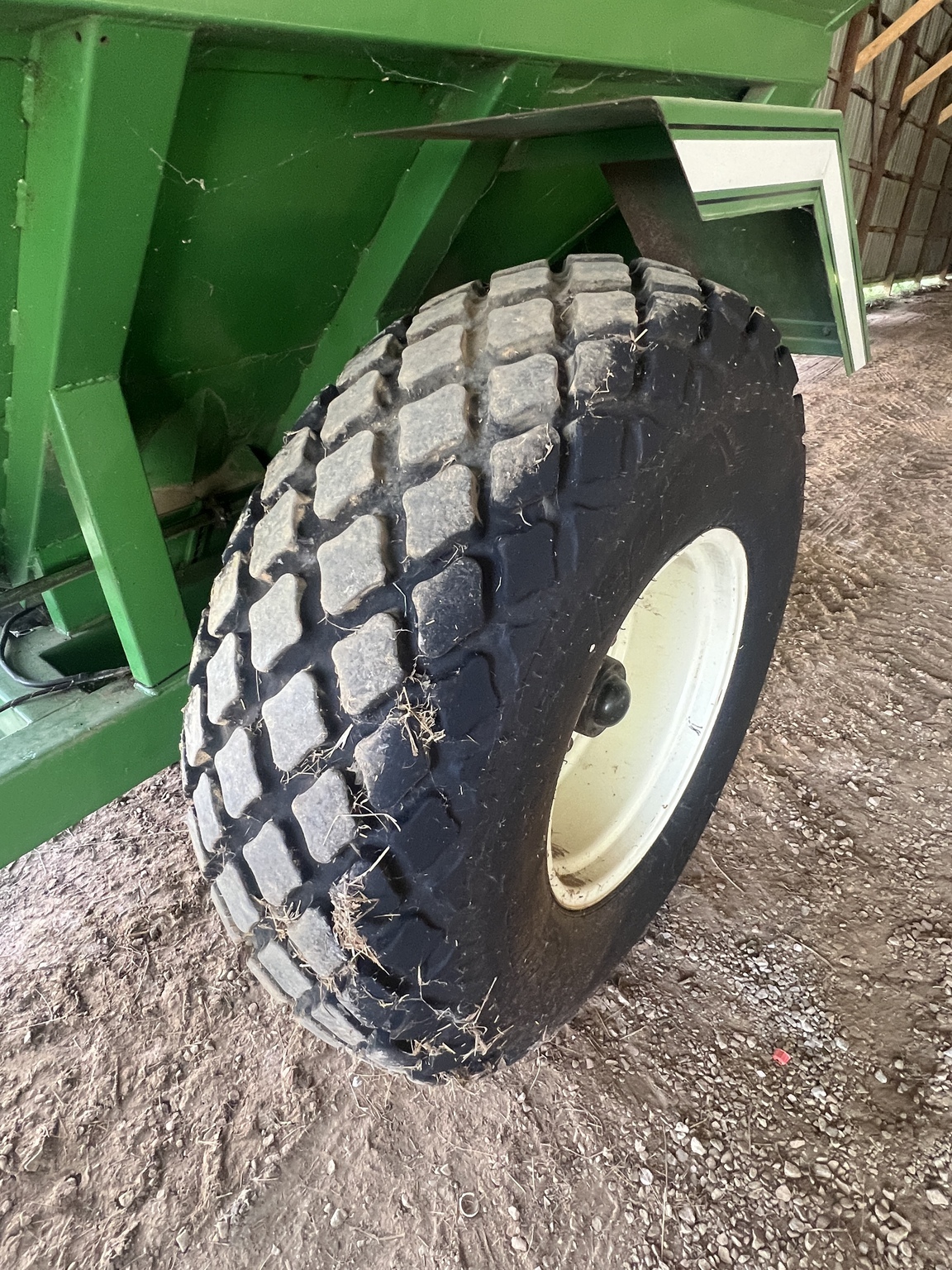  E-Z Trail 475 Grain Cart