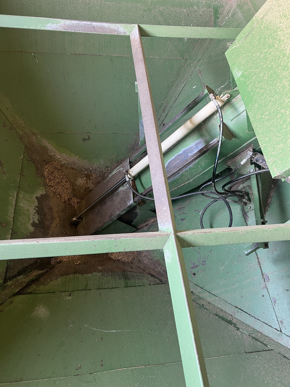  E-Z Trail 475 Grain Cart