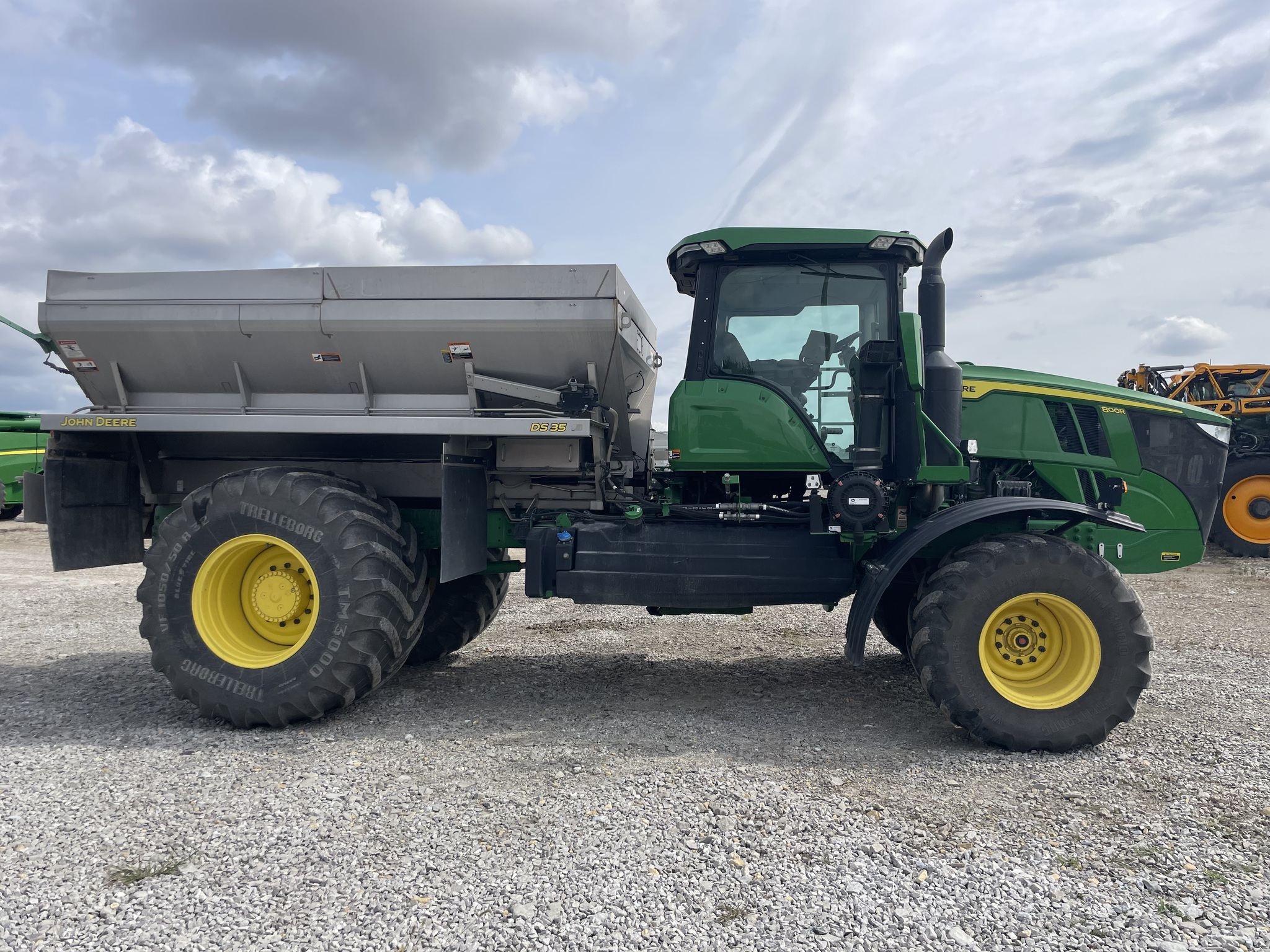 2022 John Deere 800R Self-Propelled Fertilizer Spreader