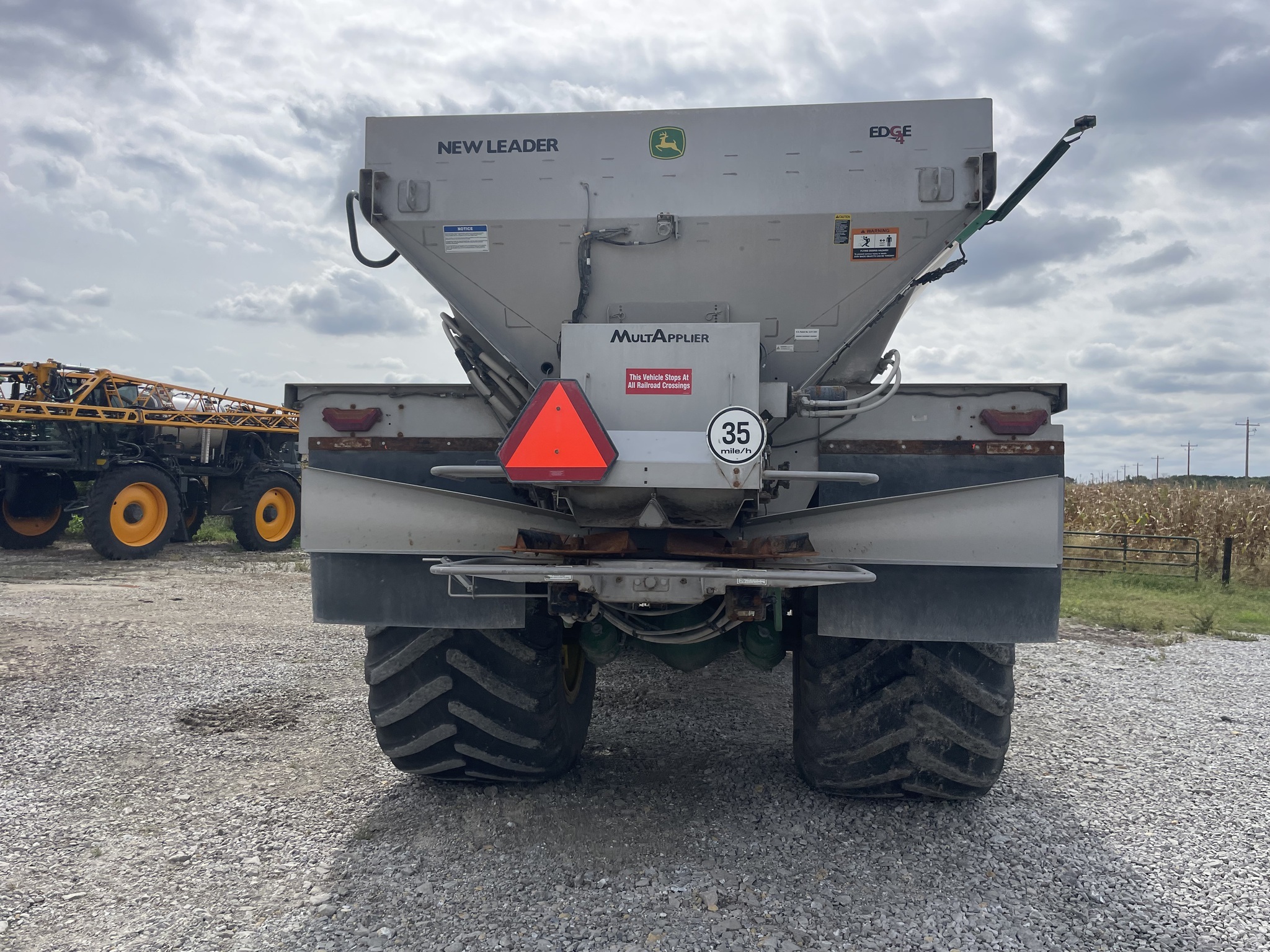 2022 John Deere 800R Self-Propelled Fertilizer Spreader