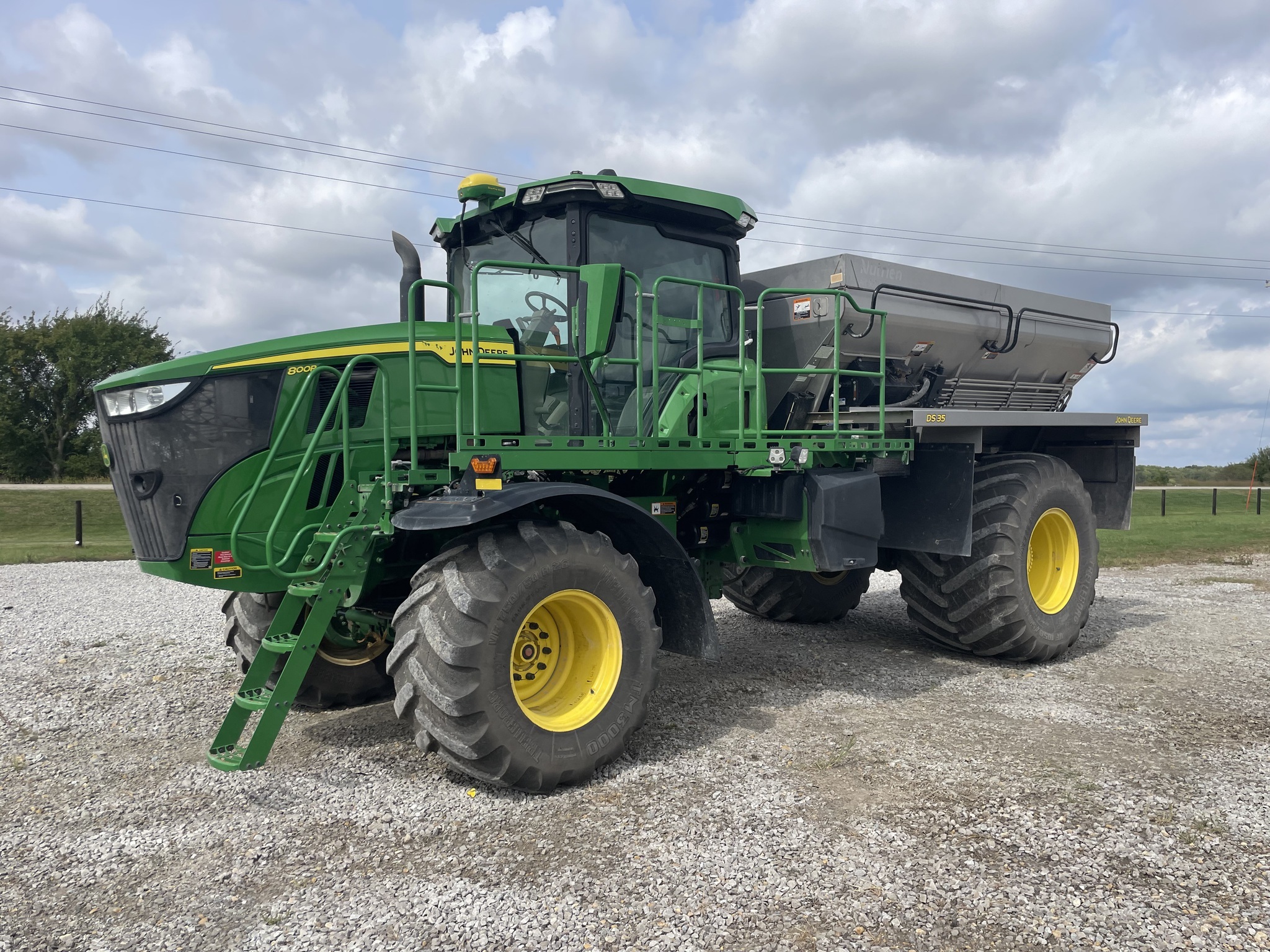 2022 John Deere 800R Self-Propelled Fertilizer Spreader