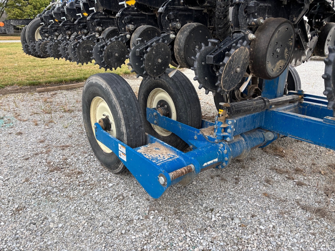 2021 Kinze 3665 Planter