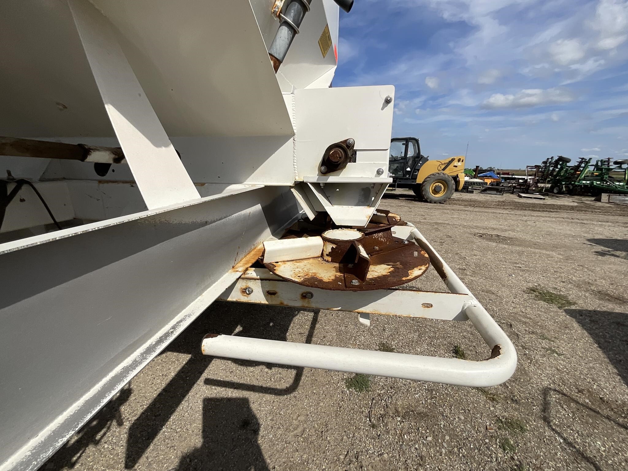 2018 Dalton Ag Products Mobility 800 Pull-Type Fertilizer Spreader