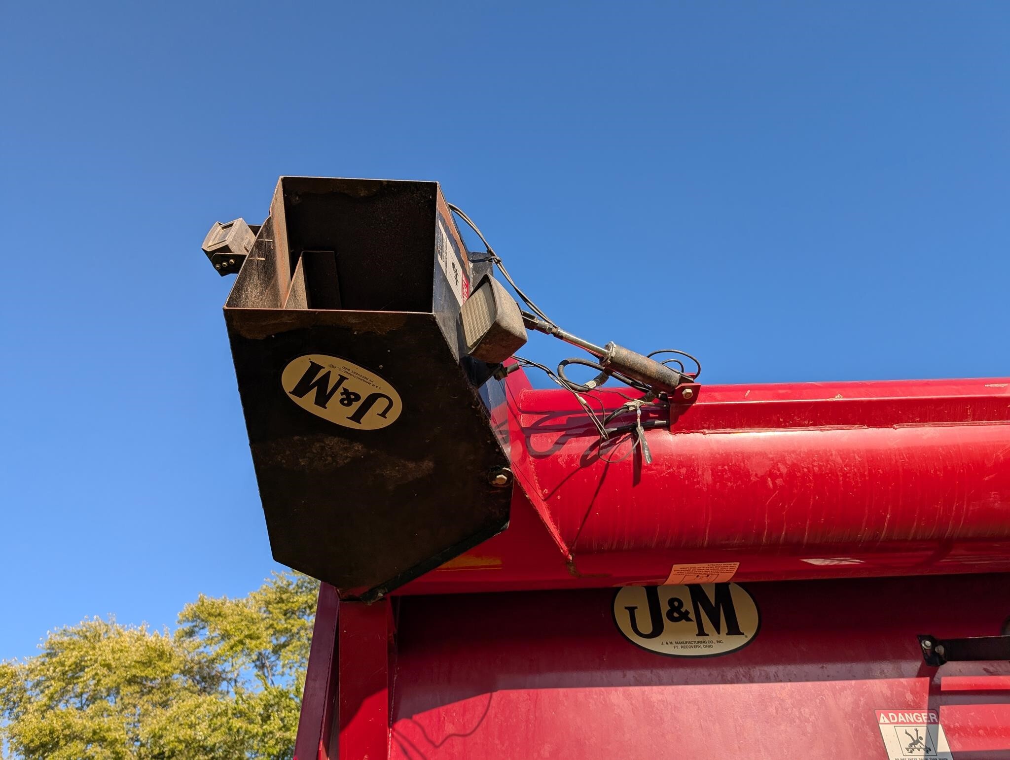 2009 J&M 750-18 Grain Cart