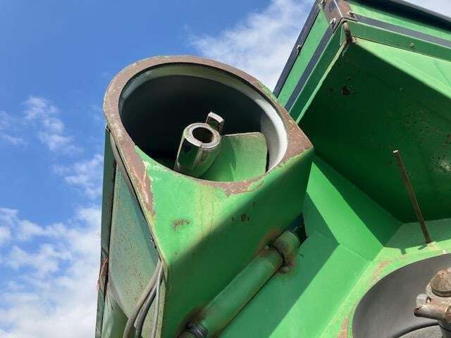 2004 J&M 875-18 Grain Cart