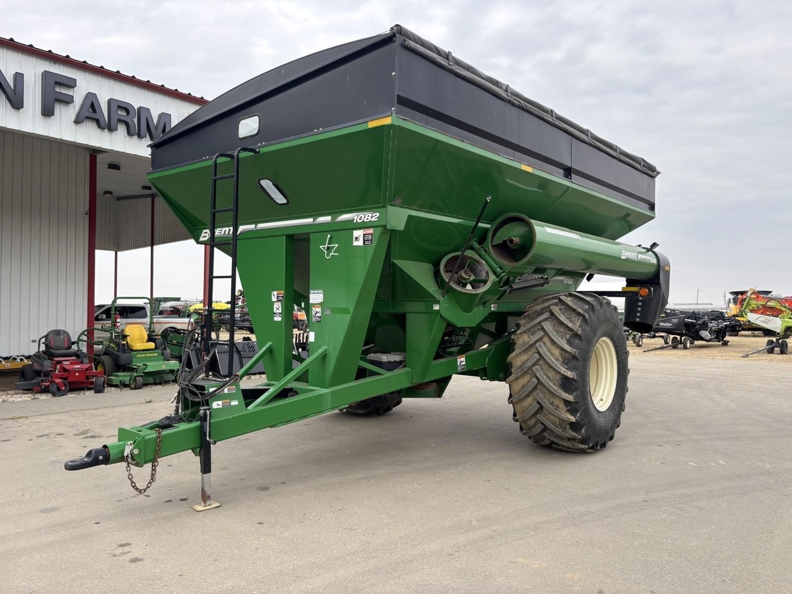 2015 Brent 1082 Grain Cart