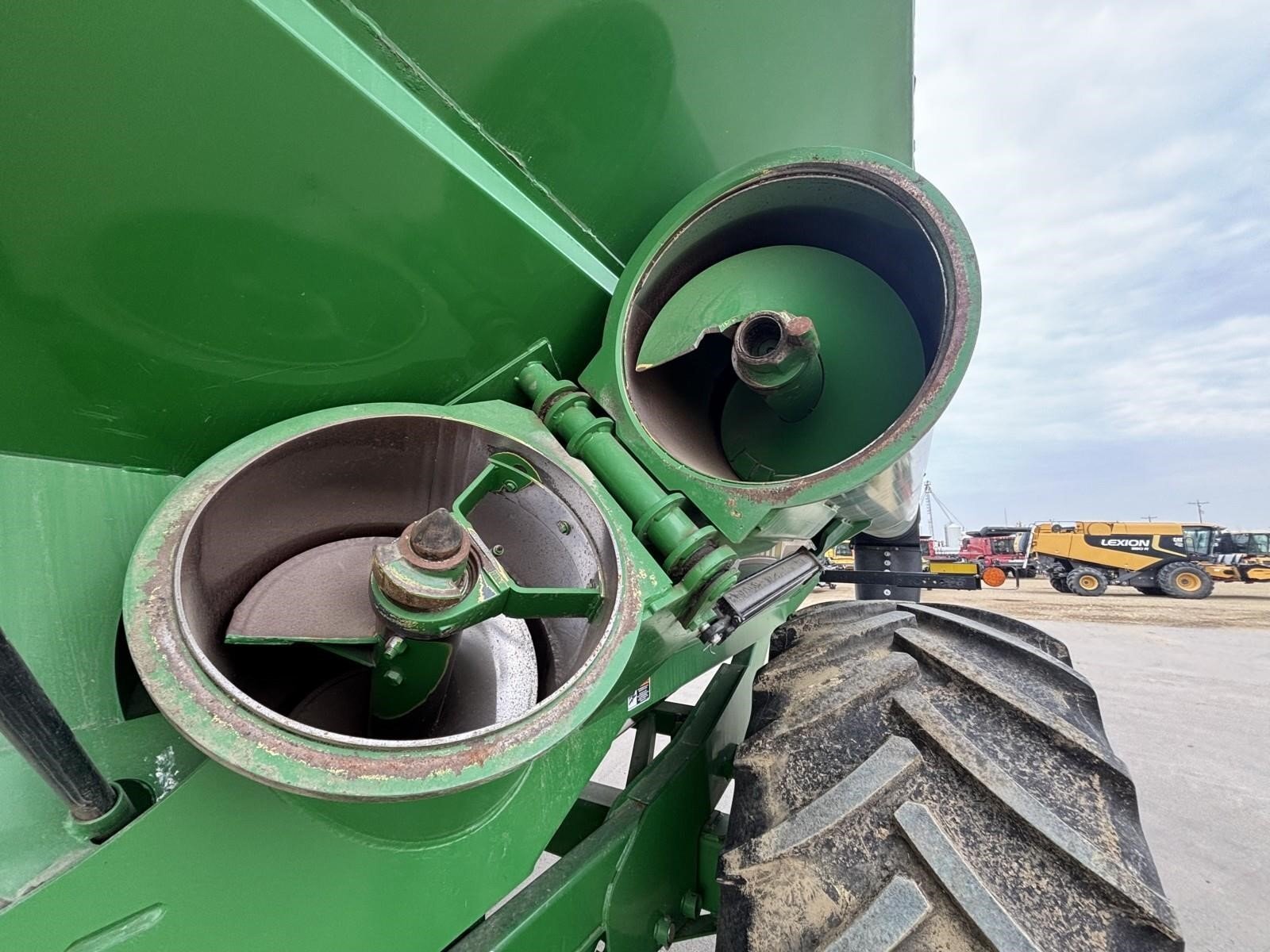 2015 Brent 1082 Grain Cart