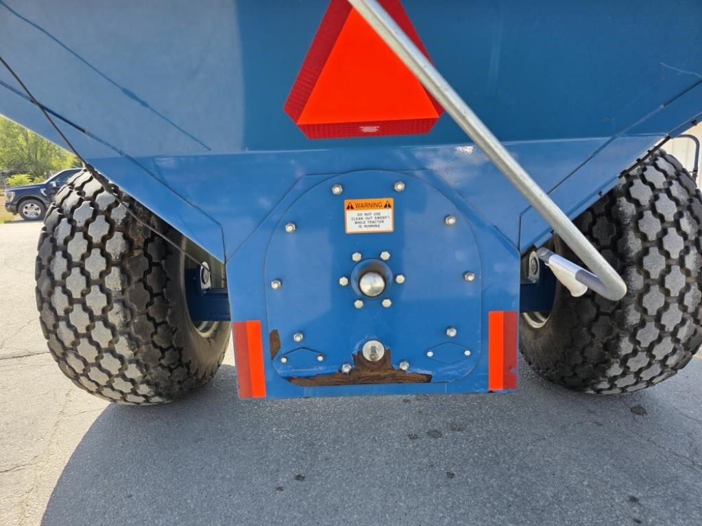 2004 Kinze 850 Grain Cart