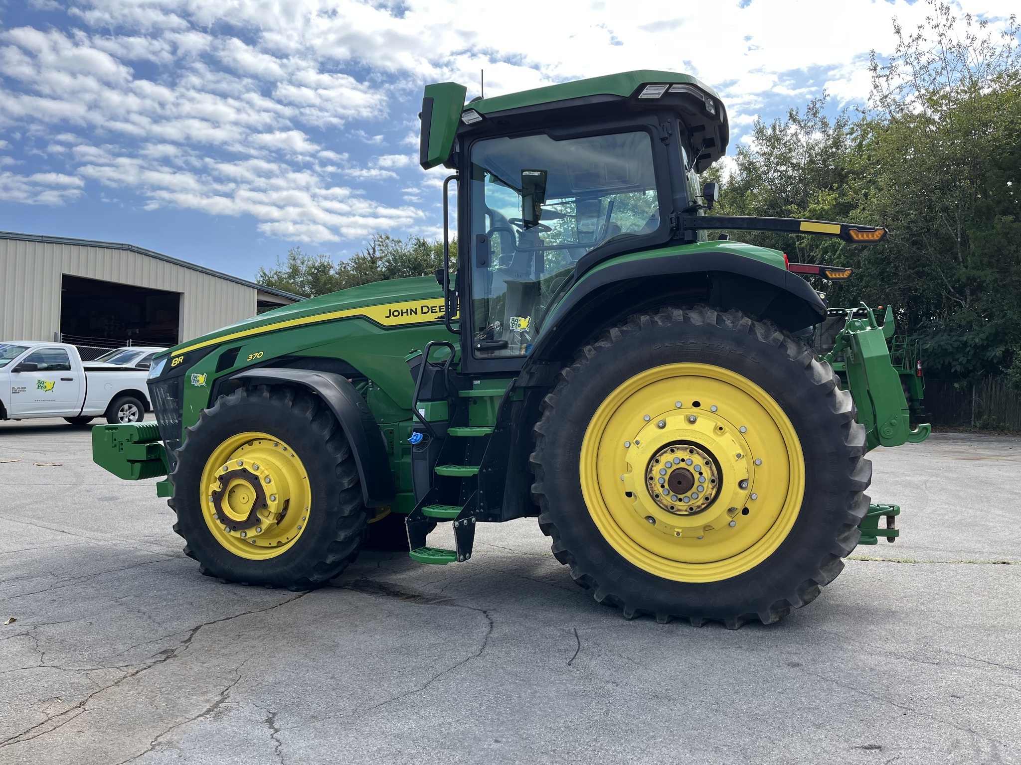 2023 John Deere 8R 370 Tractor