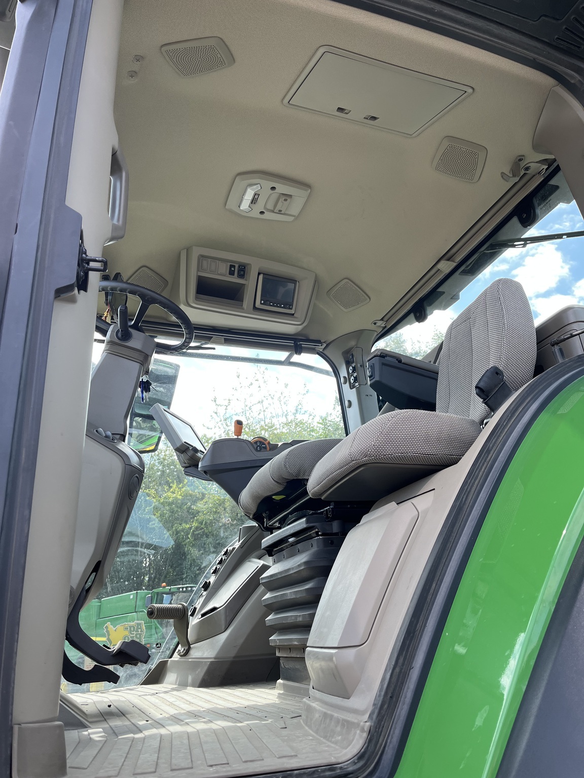 2023 John Deere 8R 370 Tractor