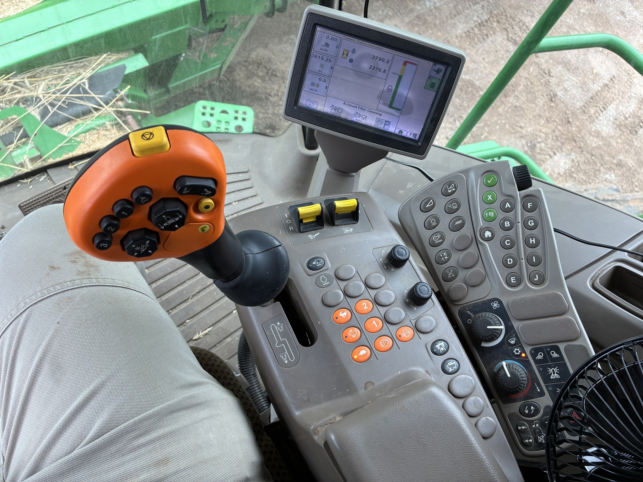 2012 John Deere S680 Combine