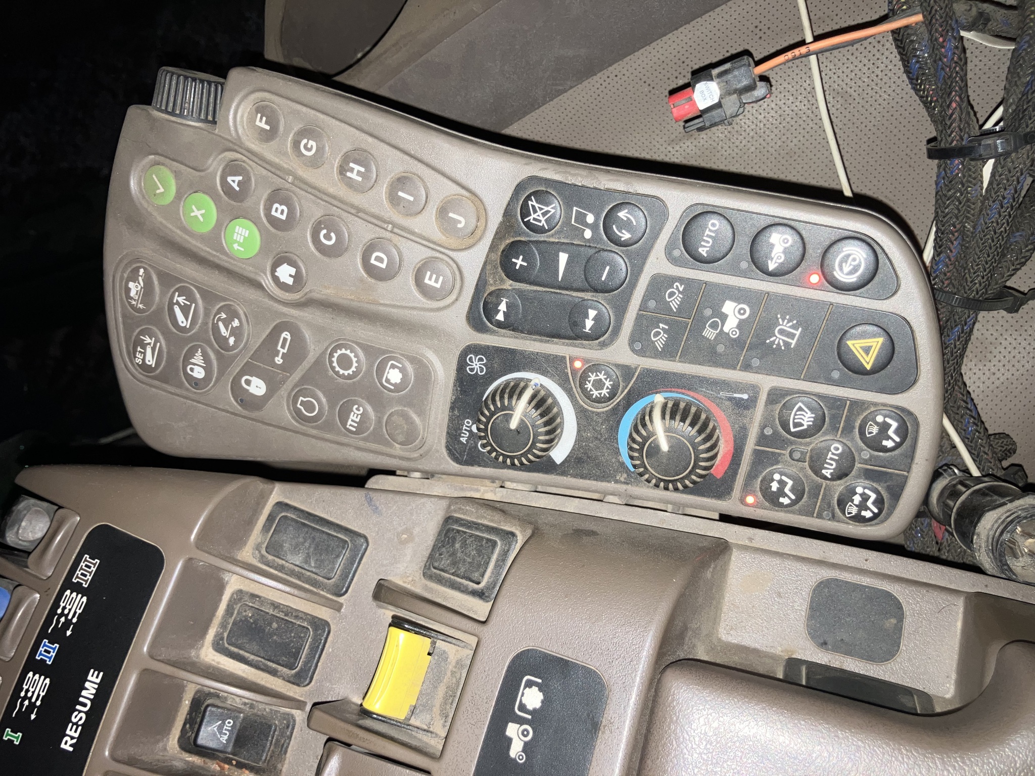 2013 John Deere 8335R Tractor