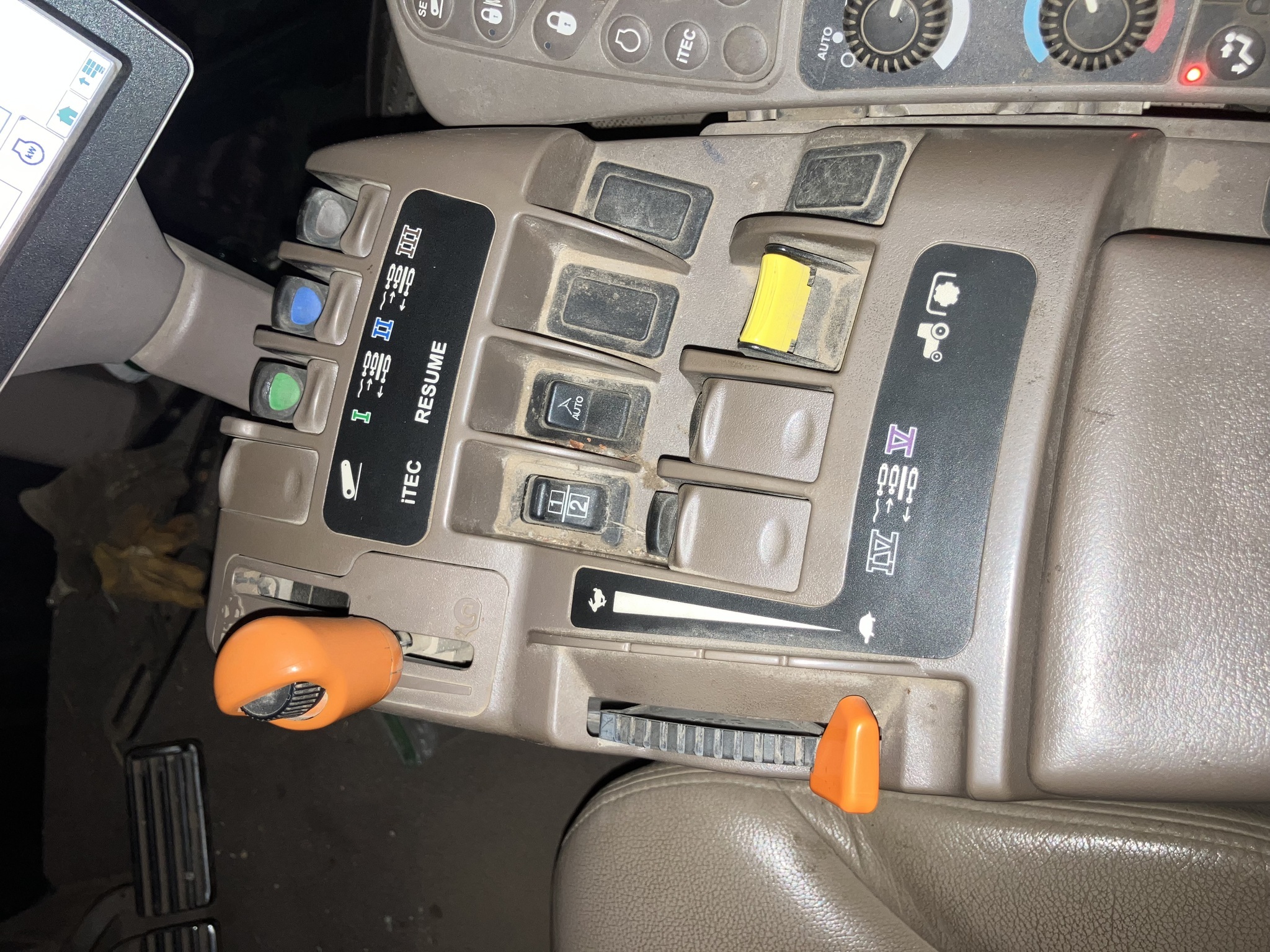 2013 John Deere 8335R Tractor